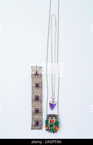 Antiker Schmuck mit Halbedelsteinen und Amethyst Steine Stockfoto