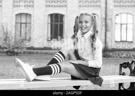 Klassiker kommt nie aus der Mode. Edel einheitlichen Markt. smart Look. alte Schule. zurück zu Schule. Schülerin in edlen retro Uniform. kleine glückliche Mädchen bereit zu studieren. vintage Kid Mode und Schönheit. Stockfoto