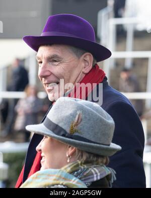 Ascot Weihnachten Familie Racing Wochenende, Ascot, Berkshire, Großbritannien. Dezember, 2019 20. Ein Mann trägt einen lila Hut Ascot Rennen. Credit: Alamy/Maureen McLean Stockfoto