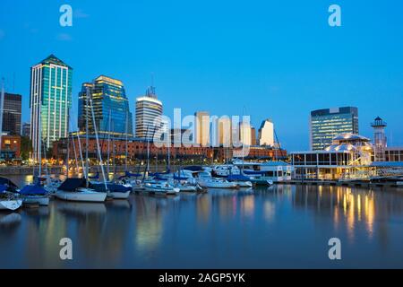 Bürotürme und historischen Hafen bei Sonnenaufgang, Puerto Madero Bezirk, Buenos Aires, Argentinien Stockfoto