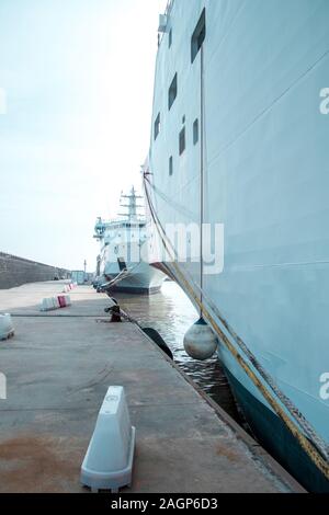 Ein großes Schiff in den Hafen von Catania auf Sizilien. Stockfoto