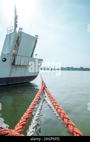 Ein Blick auf die Seile, die verwendet werden, um ein großes Schiff festmachen, in einem Hafen. Stockfoto