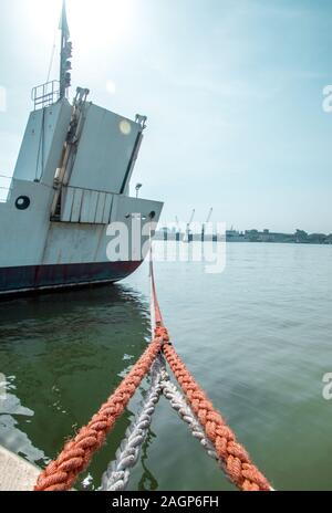 Ein Blick auf die Seile, die verwendet werden, um ein großes Schiff festmachen, in einem Hafen. Stockfoto