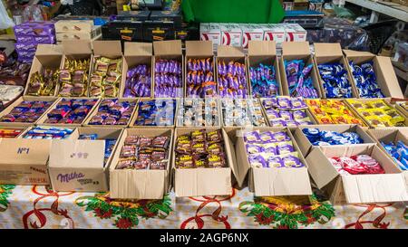 Puerto Iguazu, Argentinien - ca. Oktober 2019: Alfajores (dulce de leche sandwich Cookies) zum Verkauf in La Feirinha in Puerto Iguazu, berühmten lokalen Mark Stockfoto