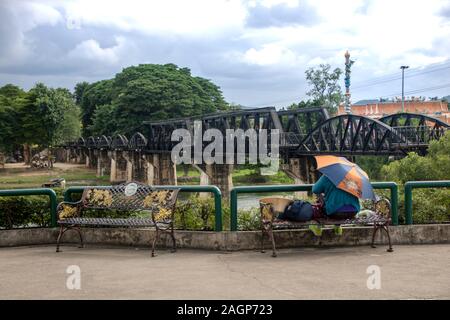 Bei Kanchanaburi - Thailand - August 2019 - Frau auf der Brücke über den Fluß Kwai sitzen Stockfoto