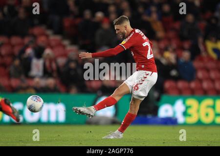 MIDDLESBROUGH, ENGLAND - Dezember 20th-Middlesbrough Lewis Flügel schießt und Kerben das zweite Tor während der Sky Bet Championship Match zwischen Middlesbrough und Stoke City an der Riverside Stadium, Middlesbrough am Freitag, Dezember 2019 20. (Credit: Mark Fletcher | MI Nachrichten) das Fotografieren dürfen nur für Zeitung und/oder Zeitschrift redaktionelle Zwecke verwendet werden, eine Lizenz für die gewerbliche Nutzung Kreditkarte erforderlich: MI Nachrichten & Sport/Alamy leben Nachrichten Stockfoto