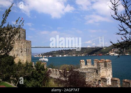 Rumelihisarı oder Boğazkesen Schloss ist eine mittelalterliche Festung in Istanbul, Türkei. Stockfoto