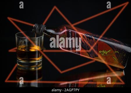 Whiskyflaschen auf einem neonbasierten Foto Stockfoto