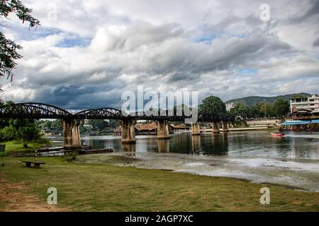 Bei Kanchanaburi - Thailand - August 2019 - Historische Brücke über den Fluss Kwai Stockfoto