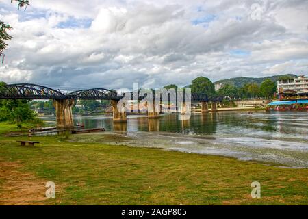 Bei Kanchanaburi - Thailand - August 2019 - Historische Brücke über den Fluss Kwai Stockfoto