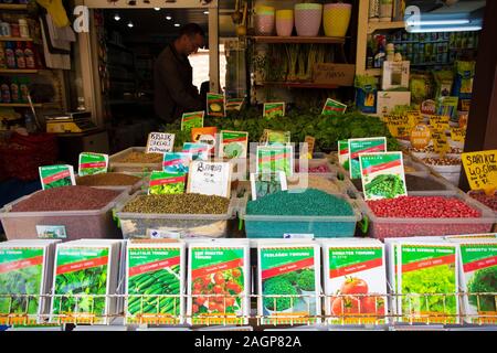 Istanbul, Türkei - 19. September 2019. Ein stall Verkauf von Gemüsesaatgut in der äußeren Teil der Ägyptischen Gewürzbasar, auch bekannt als Misir Carsisi Stockfoto