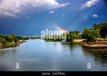 Bei Kanchanaburi - Thailand - August 2019 - schöne Landschaft von River Kwai von der historischen Brücke Stockfoto