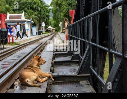 Bei Kanchanaburi - Thailand - August 2019 - Historische Brücke über den Fluss Kwai Stockfoto