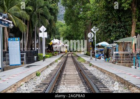 Bei Kanchanaburi - Thailand - August 2019 - Historische Brücke über den Fluss Kwai Stockfoto