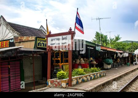 Bei Kanchanaburi - Thailand - August 2019 - Historische Brücke über den Fluss Kwai Stockfoto