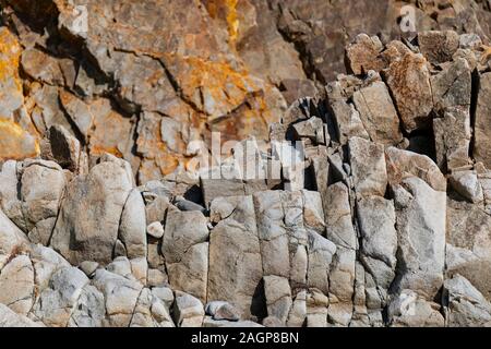 Vertikale Schichten von Felsen am Strand Sengamnon in Japan fotografiert. Stockfoto