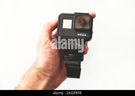 Minsk, Weißrussland - Dezember 20, 2019: GoPro HERO 7 Schwarz Action Kamera mit Handschlaufe auf weißem Hintergrund Stockfoto