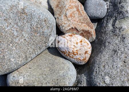 Felsen und Steine in verschiedenen Größen, Formen, Farben und Texturen in Sengamnon Strand fotografiert, Japan Stockfoto