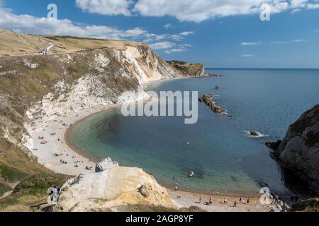 Landschaft Foto des Menschen O Krieg Strand bei Durdle Door in Dorset. Stockfoto