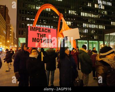 Chicago, Illinois, USA. 17. Dezember 2019. Die demonstranten Rallye in federa PLAZA, dann März, Trump Tower anspruchsvolle Amtsenthebungsverfahren gegen Präsident Trumpf. Stockfoto