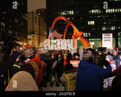 Chicago, Illinois, USA. 17. Dezember 2019. Die demonstranten Rallye in federa PLAZA, dann März, Trump Tower anspruchsvolle Amtsenthebungsverfahren gegen Präsident Trumpf. Stockfoto