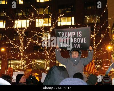 Chicago, Illinois, USA. 17. Dezember 2019. Die demonstranten Rallye in federa PLAZA, dann März, Trump Tower anspruchsvolle Amtsenthebungsverfahren gegen Präsident Trumpf. Stockfoto