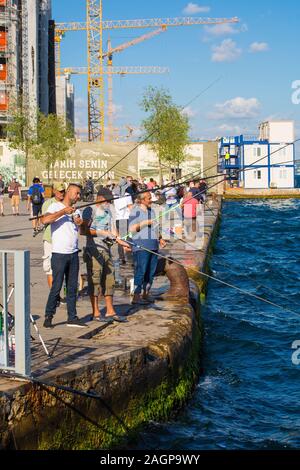 Istanbul, Türkei - 8. September 2019. Fischer in der Goldenen Horn vom Karakoy Waterfront in Beyoglu, Istanbul Stockfoto