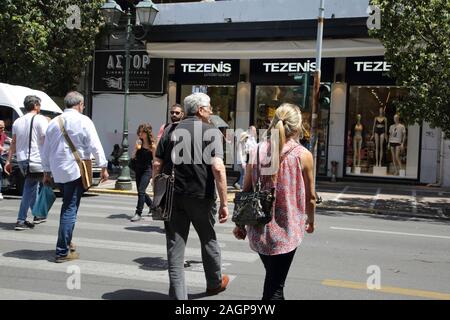 Athen Griechenland Ermou Straße Fußgänger auf dem Zebrastreifen Stockfoto