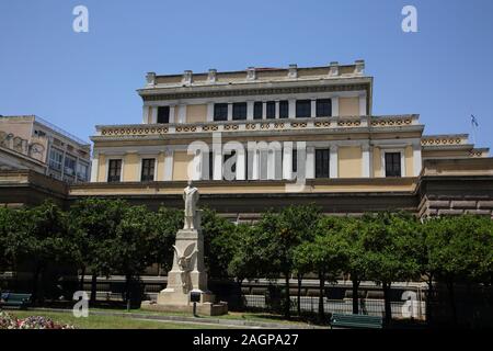 Athen Griechenland Charilaos Trikoupis Statue des Bildhauers Thomas Thomopoulos außerhalb der neoklassischen National Historical Museum Stockfoto