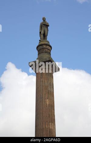 Glasgow Schottland George Square dorischen Säule mit Stein Statue von Sir Walter Scott abgeschlossen im Jahre 1836 entworfen von John greenshields und Spalte und Basis Stockfoto