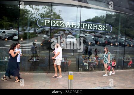 Beaconsfield Service Station auf M40 Buckinghamshire England Menschen essen Pizza Express Restaurant Stockfoto