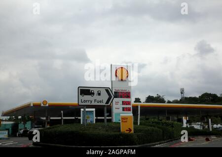 Shell Tankstelle M 40 Auf dem Weg nach Birmingham, England Stockfoto