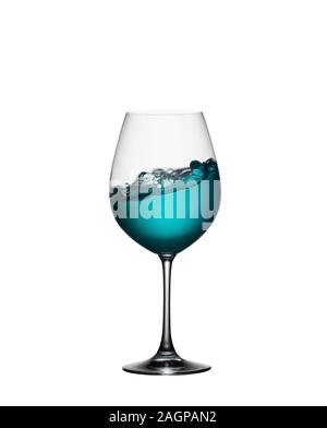 Splash blau Getränk im Glas auf weißem Hintergrund isoliert. Das Spritzen des blauen Wasser ist wie ein Meer Welle in ein Glas. Einen Spritzer blue Cocktail Stockfoto