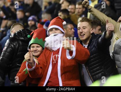 Easter Road Stadium. Edinburgh, Schottland, Großbritannien. 20 Dez, 2019. Schottische Premiership übereinstimmen. Hibernian vs Rangers Santa & ein Elf im Match. Quelle: Eric mccowat/Alamy leben Nachrichten Stockfoto