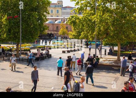 Istanbul, Türkei - 19. September 2019. Die verkehrsberuhigten Platz außerhalb der Yeni Cami neue Moschee und dem Ägyptischen Gewürzbasar, auch als Misir Autos bekannt Stockfoto