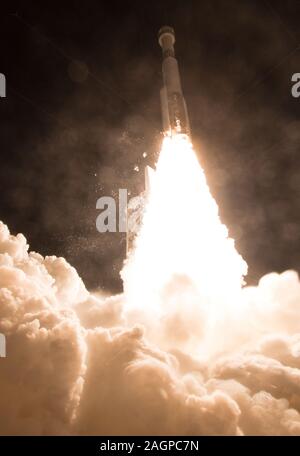 Cape Canaveral, United States. 20 Dez, 2019. Ein United Launch Alliance Atlas-V-Rakete mit Boeing CST-100 Starliner Raumschiff startet vom Space Launch Complex 41, am 20. Dezember 2019, der Cape Canaveral Air Force Station in Florida. Die hoher Lebensdauer Orbital Flight Test startete um 6:36 Uhr EST und Starliner Maiden's Mission zur Internationalen Raumstation für kommerziellen Crew Programm der NASA. Die Mission wird als end-to-end Test der Fähigkeiten des Systems. NASA Foto von Joel Kowsky/UPI Quelle: UPI/Alamy leben Nachrichten Stockfoto