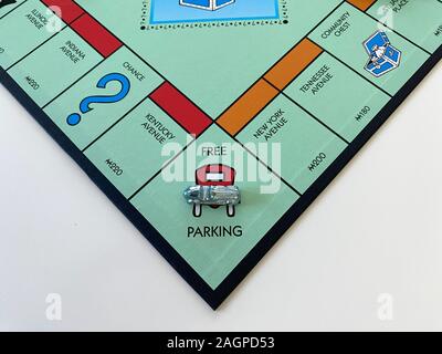 Orlando, FL/USA -12/20/19: das Auto auf dem Parkplatz Platz für das Spiel Monopol von Hasbro auf einem weißen Hintergrund. Konzept business, Banken Stockfoto