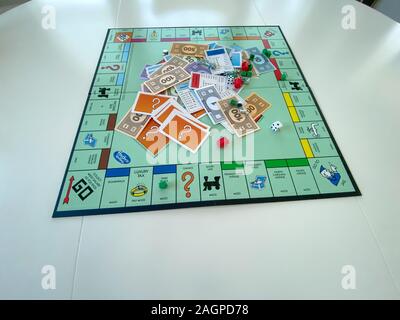 Orlando, FL/USA -12/20/19: Stücke für das Spiel Monopol von Hasbro auf einem weißen Hintergrund. Konzept business, Banking, Immobilien, und Game over. Stockfoto