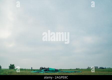 Aufpumpen, Auspacken und fliegen Heißluftballon Wassermelone. Brenner Regie Flamme in Hülle. Nehmen Sie Flugzeuge fliegen im Morgen, blauer Himmel. Stockfoto