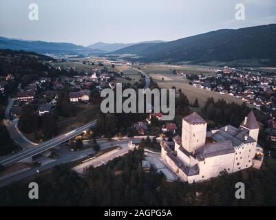 Drone Ansicht der Burg Mauterndorf (Burg Mauterndorf) in Salzburg, Österreich Stockfoto