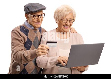 Senior Paar mit einer Kreditkarte im Internet mit einem Laptop auf weißem Hintergrund Stockfoto