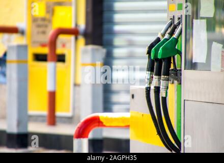 Ein Blick auf Benzin und Diesel an der Tankstelle. Stockfoto