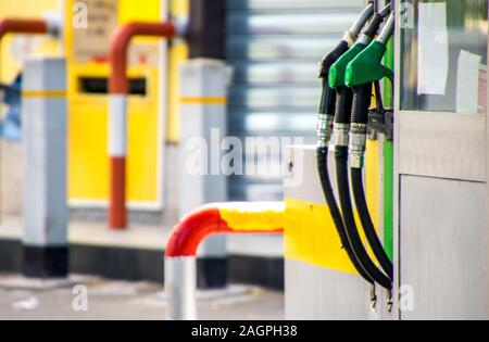 Ein Blick auf Benzin und Diesel an der Tankstelle. Stockfoto