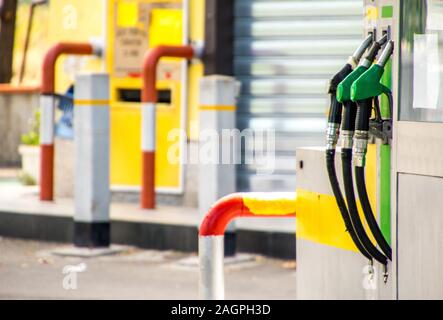 Ein Blick auf Benzin und Diesel an der Tankstelle. Stockfoto