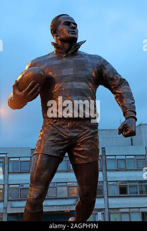 Billy Boston statue MBE, die Wiend, Wigan Stadtzentrum, Greater Manchester, England, UK, WN1 1YB in der Dämmerung (William John Boston) Stockfoto