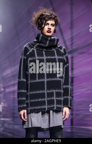 Zagreb, Kroatien - 26. Oktober 2019: ein Modell tragen Marina Design Fashion Kollektion auf dem Laufsteg am Bipa Mode. hr fashion show in Zagreb, Cr Stockfoto