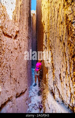 Wandern durch die dramatische und einzigartigen Mustern von Slot Canyons und Hoodoos des weichen vulkanischen Bentonit Clay in Cathedral Grove State Park, NV, USA Stockfoto