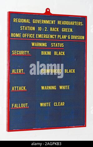 Hack Green Secret Regierung Bunker Sicherheitsstatus - Bikini Black, verstärkt Schwarz, Warnung Weiß, Fallout Weiß klar Stockfoto