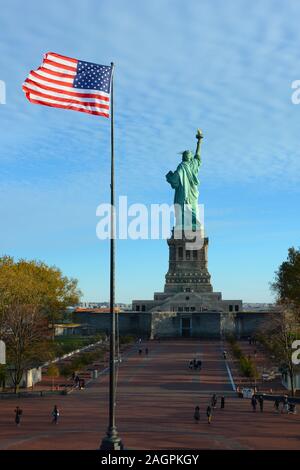 NEW YORK, NY - 04. Nov. 2019: Freiheitsstatue und Fahnenmast Plaza aus dem Museum auf Liberty Island gesehen. Stockfoto