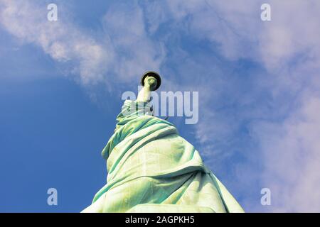 Low Angle Shot der Freiheitsstatue suchen bis hin zu den Arm mit der Fackel erweitert. Stockfoto